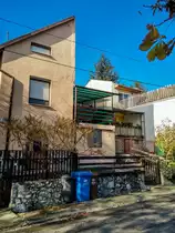 Dieses Foto habe ich in P�cs, in der Stadtteil  Erzs�bettelep  (Elisabethsiedlung) gemacht. Dieser Stadteil wurde durch die Donaudampfschiffgesellschaft gegr�ndet. Die  Kolonie  stand aus 4 Strassen und 32 H�user. Es gab 6 kleine Wohnungen pro Haus zzgl Gartenteil und Nebengeb�ude. Vor ca. 100-120 Jahren wurden neue Kohlenminien in der N�he er�ffnet und die dort arbeitenden haben hier Wohnungen bekommen. Die Siedlung hie� urspr�nglich Ullmannsiedlung, genannt nach einem Leiter des Unternehmens. 1938 wurde auf Elisabethsiedlung umbenannt (von Elisabeth Amalie Eugenie von Wittelsbach K�nigin genannt). Die H�user waren �berdurchschnittlich ausger�stet, da Leitungswasser und Strom auch vorhanden war. In den vergangenen guten Jahrhundert wurde es nicht geregelt wie man die Geb�uden/Wohnungen �ndern, erweitern, umbauen oder zusammenlegen/vereinigen darf. Deswegen ist auf heutzutage das Strassenbild ganz ganz gemischt (und daher meiner Meinung nach, sehr einzigartig und interessant) geworden. Die Etagen wurden ge�ndert, Dachgeschosse wurden eingebaut...daher findet man hier keine zwei gleiche H�user. Die gro�e �nderungen sind um ca 1926 begonnen. Wegen der damaligen Wohnungsmangel hat die Stadt 2/3-tel der Siedlung in Miete genommen und hat unter anderem eine Kirche und Schule erbaut und ge�ffnet. Aufnahmezeit: November 2020.