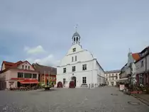 Der Rathausplatz in Wolgast mit dem historischen Rathaus, das Anfang des 18. Jahrhunderts errichtet wurde. (August 2013)
