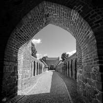 Blick durch das Friedlnder Tor auf das Vortor. (Neubrandenburg, August 2013)