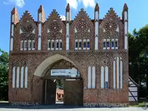 Die Westseite des im 14. Jahrhundert im Stil der norddeutschen Backsteingotik errichteten Treptower Tores in Neubrandenburg. (August 2013)