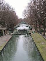 Von Schleuse zu Schleuse fliesst der Canal St-Martin quer durch Paris zur Seine.
(Januar 2008)