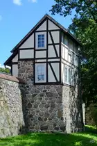 Eines der vielen in die Stadtmauer von Neubrandenburg integrierte Neuen Wiekh�user. (August 2013)