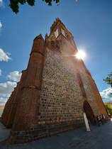 Die Sonne  ksst  den Westgiebel der Konzertkirche in Neubrandenburg. (August 2013)