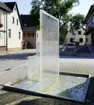 Gottenheim, die Wasserskulptur vor dem Rathaus, vom K�nstler Gerhard Birkhofer, aufgestellt 2002, Aug.2021