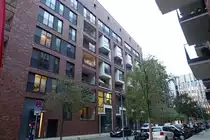 Hamburg am 16.11.2021: Gesch�fts- und Wohnh�user in der Hafencity an einem tr�ben Sp�tnachmittag  /