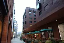 Hamburg am 16.11.2021: Gesch�fts- und Wohnh�user in der Hafencity an einem tr�ben Sp�tnachmittag  /