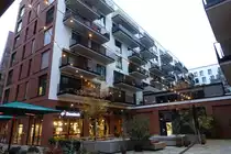 Hamburg am 16.11.2021: Gesch�fts- und Wohnh�user in der Hafencity an einem tr�ben Sp�tnachmittag  /