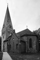 Die im gotischen Stil errichtete Kirche in Spornitz stammt aus dem 13. Jahrhundert. (August 2013)