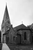 Die im gotischen Stil errichtete Kirche in Spornitz stammt aus dem 13. Jahrhundert. (August 2013)