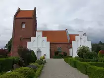 Benlose, evangelische Kirche, sp�tromanischer Chor und Langhaus mit drei sp�tgotischen Anbauten, erbaut um 1250 (21.07.2021)