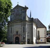 Zell a.H., die Wallfahrtskirche  Maria zu den Ketten , Westfassade mit dem Eingangsportal, erbaut um 1480, mehrfach erweitert, u.a. 1742-44, Juli 2021