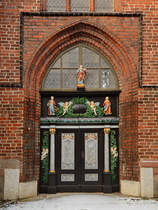 Ein Eingangsportal an der St.-Marien-Kirche in Stralsund. (Dezember 2014)