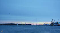 Blick ber den Strelasund auf die Rgenbrcke. (Stralsund, Dezember 2014)
