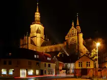 Die St.-Marien-Kirche überragt die Gebäude am Altstadtrand in Stralsund. (August 2014)