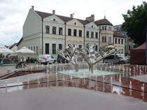 Bytow / Btow, Brunnenanlage am Plac Kardynala Stefana Wyszynskiego (01.08.2021)