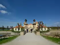 Auf dem Weg zum barocken Jagd- und Lustschloss in Moritzburg. (April 2014)