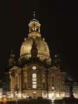 Die von 1726 bis 1743 im barocken Stil errichtete Frauenkirche in Dresden wurde whrend der Luftangriffe auf Dresden im Februar 1945 zerstrt und nach der Wende von 1994 bis 2005 wieder aufgebaut. (April 2014)
