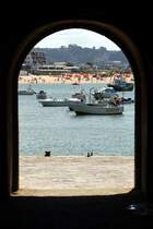 SO MARTINHO DO PORTO (Concelho de Alcobaa), 11.08.2019, Blick aus dem Tunnel, der die Rua Cndido dos Reis mit dem Meer verbindet, auf die Bucht