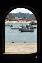 SO MARTINHO DO PORTO (Concelho de Alcobaa), 11.08.2019, Blick aus dem Tunnel, der die Rua Cndido dos Reis mit dem Meer verbindet, auf die Bucht