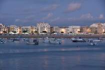 SO MARTINHO DO PORTO (Concelho de Alcobaa), 10.08.2019, Blick von der Rua Cndido dos Reis ber die Bucht auf die Gebudezeile an der Avenida Marginal