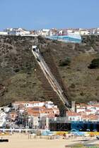 NAZAR (Concelho de Nazar), 13.08.2019, Blick vom Strand auf den Ascensor de Nazar, der die Ortsteile Praia (unten) und Stio (oben) mit einem Hhenunterschied von 110 Metern verbindet; die 318 Meter lange Strecke wird mit einer Steigung von 42 % bewltigt
