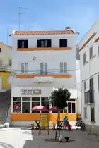 NAZAR� (Concelho de Nazar�), 13.08.2019, restauriertes Haus mit einem der unz�hligen Restaurants im Ortsteil Praia