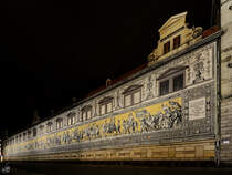 Der in den Jahren 1586 bis 1591 erbaute Lange Gang war Verbindungsbau zwischen dem Residenzschloss und dem Johanneum. Hier zu sehen die Auenfassade an der Augustusstrae in Dresden. (April 2014)