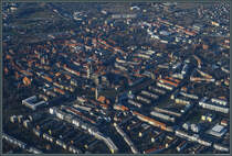 Die markanten Trme von Liebfrauenkirche (links), Dom (Mitte) und Martinikirche (davor) von dominieren die Siluette von Halberstadt. (22.12.2021)