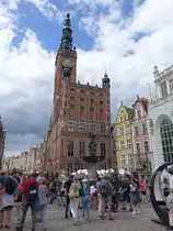Gdansk / Danzig, Rechtst�dtisches Rathaus am Ende der Langgasse, erbaut im 14. Jahrhundert, der Rathausturm wurde von 1486 bis 1488 von Heinrich Hetzel errichtet, Turmhelm mit einer vergoldeten Statue des K�nigs Sigismund II. August (02.08.2021)