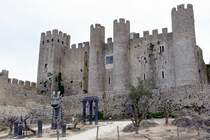 BIDOS (Concelho de bidos), 19.08.2019, Blick vom Burghof auf das Castelo, in dem sich heute eine Pousada befindet; vor dem Castelo eine  Touristen-Attraktion 