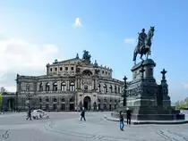 Das K�nig-Johann-Denkmal befindet sich auf dem Theaterplatz vor der  Semperoper in Dresden. (April 2014)
