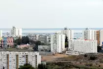 LISBOA (Concelho de Lisboa), 25.08.2019, Blick aus dem Hotelzimmer in Richtung Rio Tejo; im Fluss ist die Ponte (Br�cke) Vasco da Gama zu erkennen