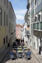 LISBOA (Concelho de Lisboa), 25.08.2019, bei schnem Wetter werden auch in der kleinsten Strae Sthle und Tische drauen aufgestellt, hier in der Calada do Duque