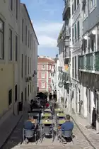 LISBOA (Concelho de Lisboa), 25.08.2019, bei sch�nem Wetter werden auch in der kleinsten Stra�e St�hle und Tische drau�en aufgestellt, hier in der Cal�ada do Duque