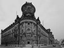 Das von 1895 bis 1900 im historistischen Stil erbaute Geb�ude entstand f�r das K�niglich S�chsische Polizeipr�sidium und beherbergt heute unter anderem die Polizeihistorische Sammlung in Dresden. (April 2014)