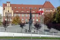 SZCZECIN, 15.10.2019, Denkmal f�r die gefallenen Werftarbeiter von 1970, dahinter das Polizeipr�sidium