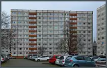 Industrieller Wohnungsbau in Magdeburg (II): Eingangsseite eines zweisp�nnigen Plattenbaus des in Magdeburg entwickelten Typen M10 mit gefliesten Platten in der Max-Otten-Stra�e in Magdeburg-Altstadt. (02.01.2022)