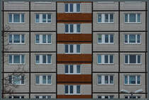 Industrieller Wohnungsbau in Magdeburg (III): Detail eines M10-Plattenbaus in der Max-Otten-Strae. Neben dem durch die versetzten Fenster erkennbaren Treppenhaus befinden sich jeweils Kche und Bad. Die Platten sind mit verschiedenfarbigen Fliesen gestaltet. (02.01.2021)