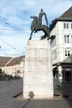 FREIBURG im Breisgau, 20.20.2019, abstraktes Reiterdenkmal von 1965, das eine im Zweiten Weltkrieg zerst�rte Statue aus dem 19. Jh. ersetzt, am Bertoldsbrunnen