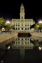 Das Cmara Municipal do Porto (Rathaus von Porto) wurde von 1920 bis 1955 gebaut und ist hier Ende Mai 2013 bei Nacht zu sehen.