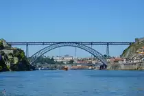 Unterwegs auf dem Fluss Douro mit Blick auf die 1886 er�ffnete Br�cke Ponte Lu�s I. (Porto, Mai 2013)