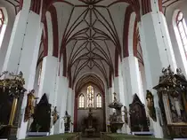 Lidzbark Warminski / Heilsberg, Innenraum mit Alt�re aus dem 17. Jahrhundert in der St. Peter und Paul Kirche (03.08.2021)