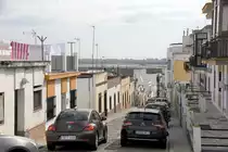 AYAMONTE (Provincia de Huelva), 12.02.2020, Blick durch die Calle Buenavista auf den Rio Guadiana; nicht sehr deutlich im Hintergrund die Skyline der portugiesischen Stadt Vila Real de Santo Ant�nio