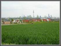 Frankfurt am Main 18.05.2005 Blick �ber den im Entstehen begriffenen Stadtteil Riedberg, an dem die ersten Baumassnahmen im Jahre 2001 begannen, auf die rund acht Kilometer Luftlinie entfernte Innenstadt mit der markanten Hochhauskulisse. Die Entwicklung des Stadtteils Riedberg soll im Jahre 2017 abgeschlossen sein.