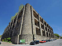 Der massive Unterbau als Erweiterung des Felsvorsprunges unter dem ehemaligen Bergklosters Mosteiro da Serra do Pilar aus dem 16. Jahrhundert. (Porto, Mai 2013)