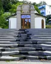 Badenweiler, das Inhalatorium, mit k�nstlich angelegtem Wasserlauf davor, Sept.2021