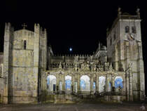 Nordfassade der Kathedrale von Porto (S do Porto) mit der im 18. Jahrhundert entstandenen Loggia. (Porto, Mai 2013)