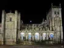Nordfassade der Kathedrale von Porto (S� do Porto) mit der im 18. Jahrhundert entstandenen Loggia. (Porto, Mai 2013)