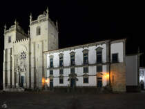 Nchtlicher Blick auf die Kathedrale von Porto (S do Porto) in der Altstadt von Porto. (Mai 2013)