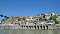 Das n�rdliche Ufer am Fluss Douro in Porto. (Mai 2013)